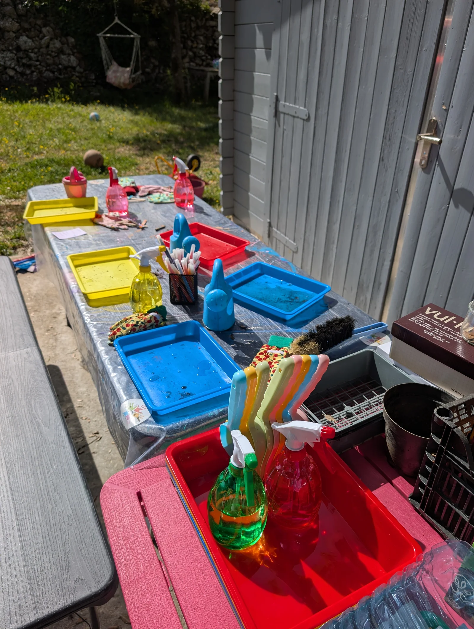Atelier peinture en plein air dans le jardin par temps ensoleillé