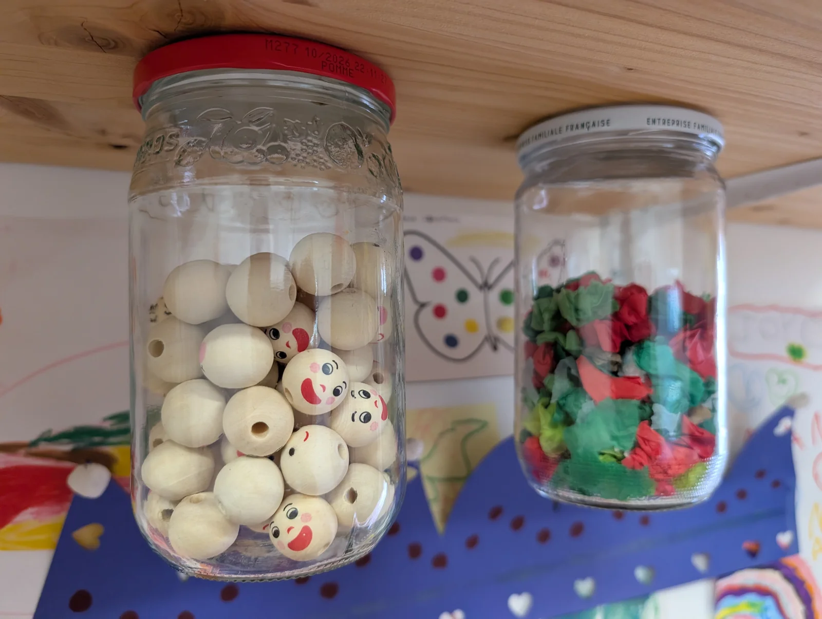 Bocaux suspendus avec perles à visages et boules de papier crépon