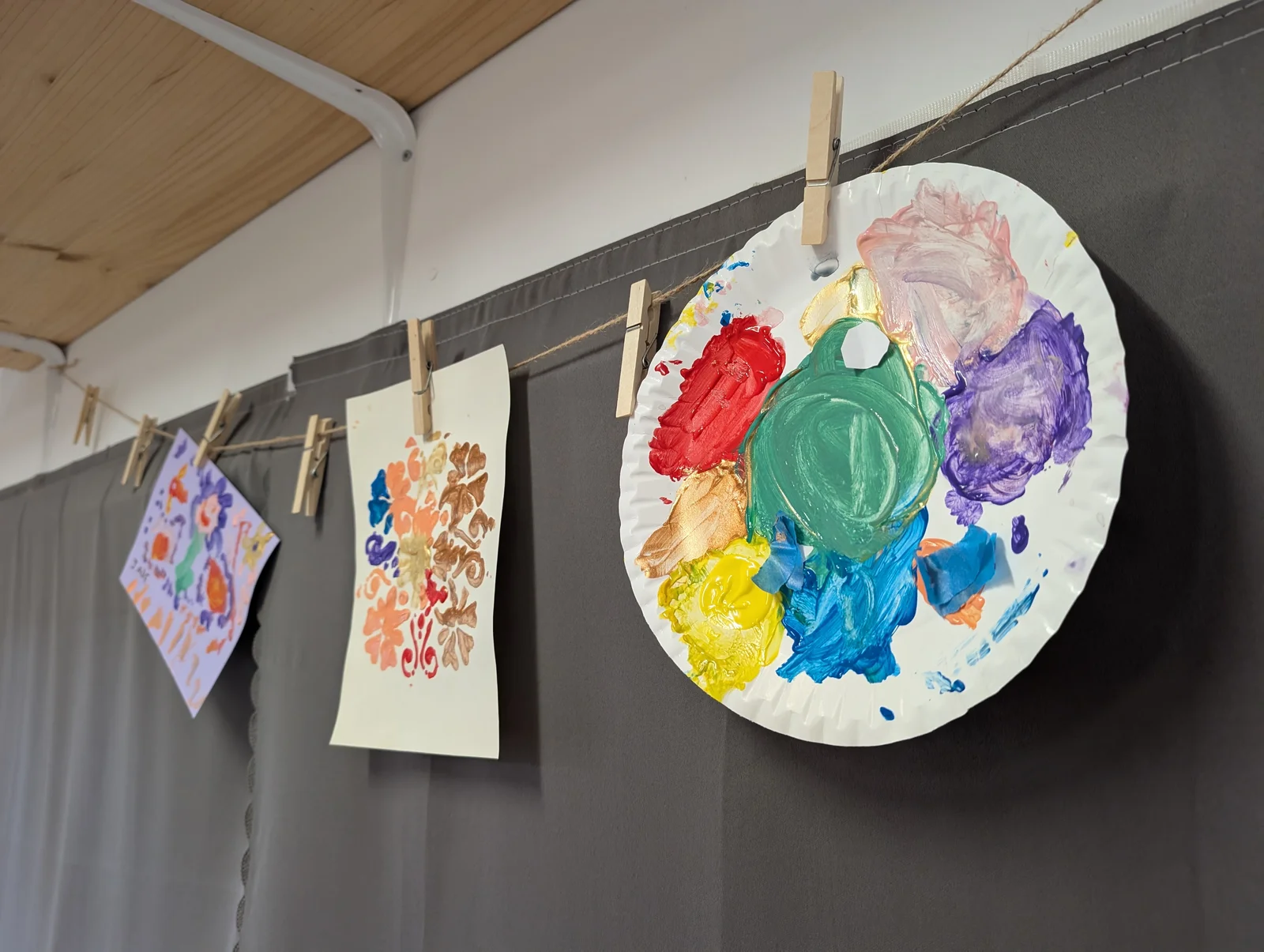 Créations peintes des enfants suspendues avec pinces à linge