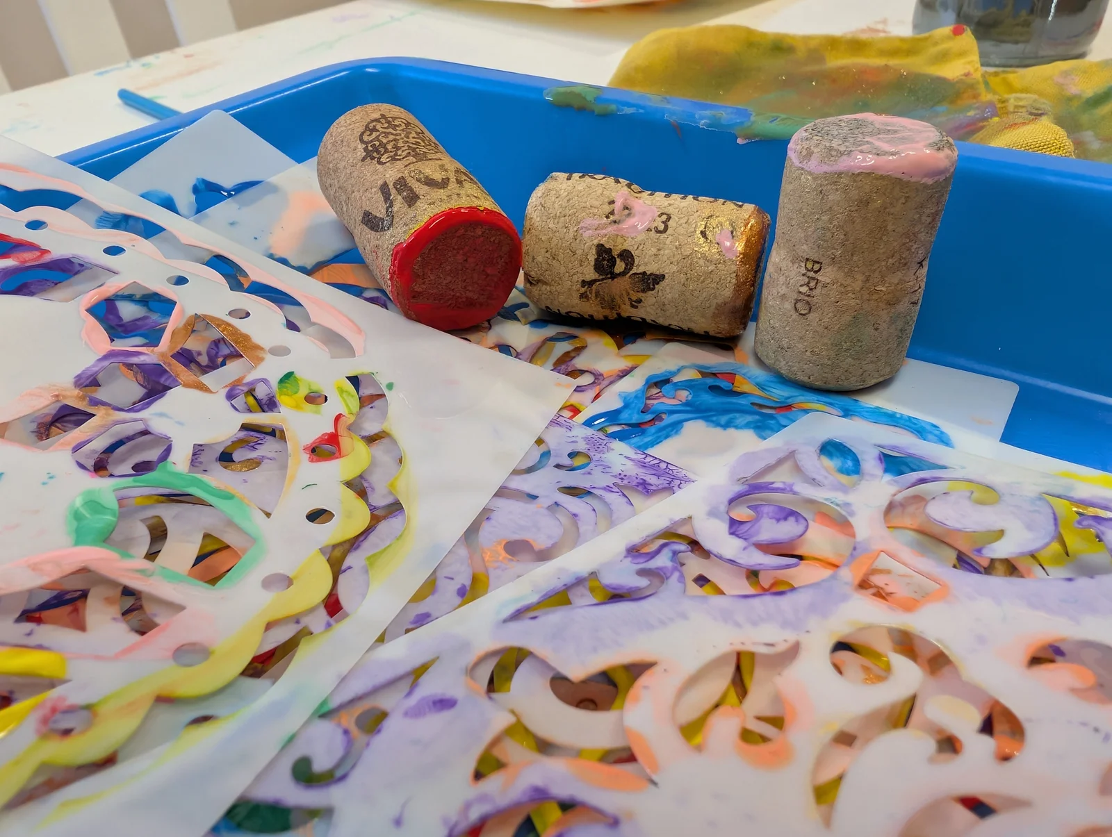 Impression de motifs avec bouchons de liège sur papier dentelle