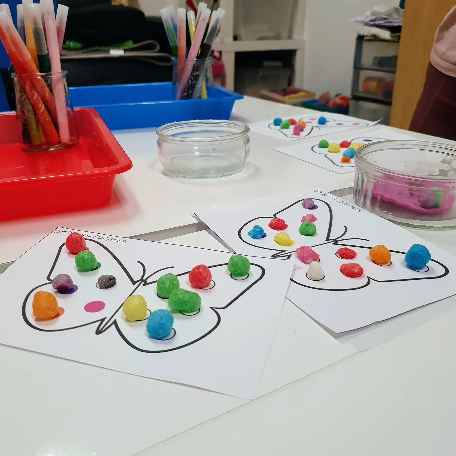 Décoration de papillons avec des boulettes de papier de soie colorées